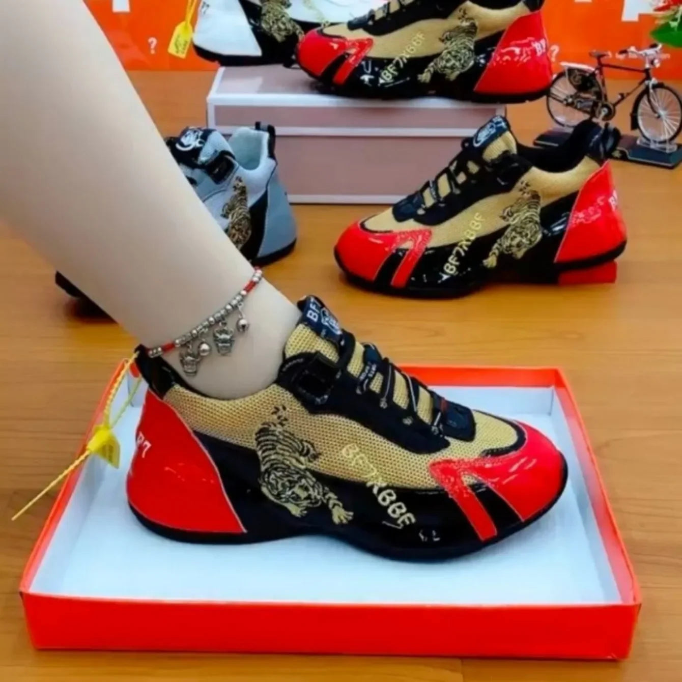 Women Sports Shoes Auspicious Tiger Embroidery Breathable Platform Shoes Women Sneakers Low-top Matching Lace-up Woman Tenis