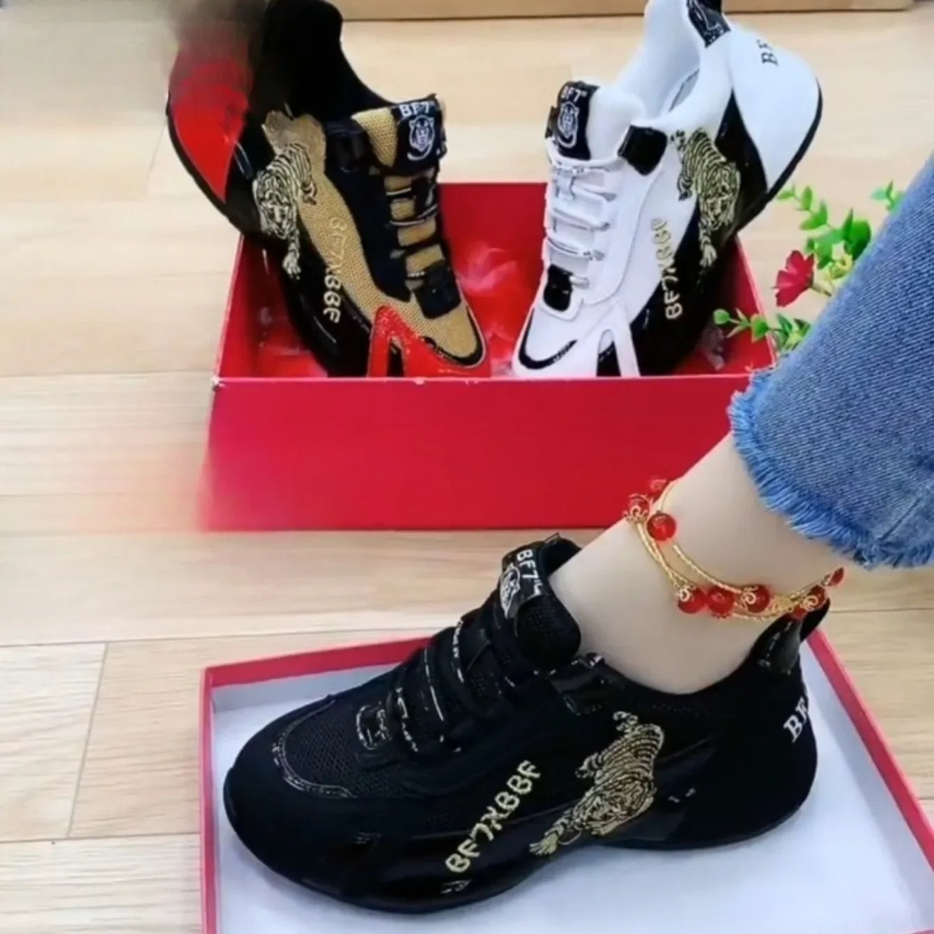 Women Sports Shoes Auspicious Tiger Embroidery Breathable Platform Shoes Women Sneakers Low-top Matching Lace-up Woman Tenis